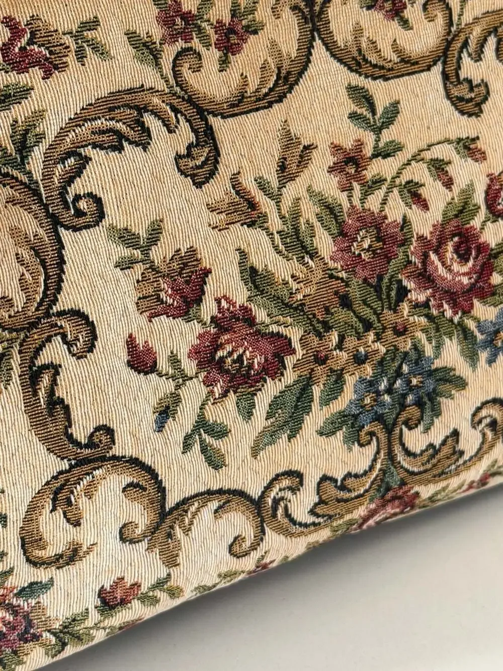 Vintage 1950s Tapestry Evening Bag - kiss Closure - brass like metal strap
